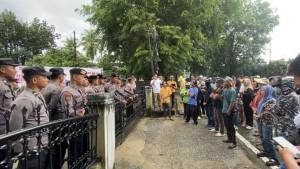 20250912-AKSI-DI-BAWASLU-Masa-pendukung-paslon-nomor-urut-4-mendatangi.jpg