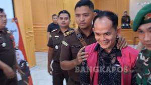 20250915-DIGIRING-PETUGAS-Seorang-PNS-inisial-J-saat-digiring-penyidik-123.jpg
