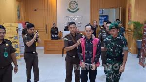 20250915-DIGIRING-PETUGAS-Seorang-PNS-inisial-J-saat-digiring-penyidik-Tindak-Pidana.jpg