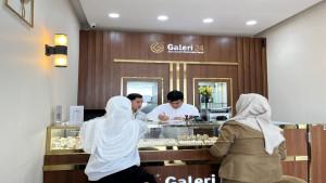 20250915-KOLEKSI-EMAS-Masyarakat-melihat-koleksi-emas-di-Galeri-24-Pegadaian.jpg
