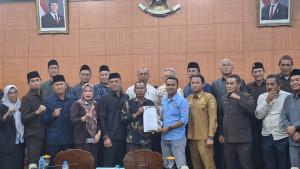 20250915-Penyerahan-simbolis-tuntutan-masyarakat-Desa-Kurau.jpg
