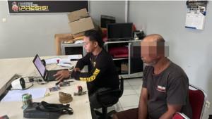 20250917-DIPERIKSA-Pria-berinisial-I-47-asal-Kecamatan-Sungaiselan-saat-diminta.jpg
