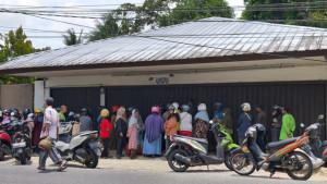 20250918-Antrean-warga-mendapatkan-gas-elpiji-subsidi.jpg