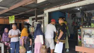 20250918-TINJAU-WARGA-Wakil-Bupati-Belitung-Syamsir-saat-meninjau-warga.jpg
