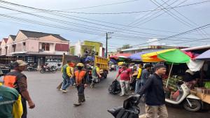 20250920-GOTONG-ROYONG-Petugas-bersama-masyarakat-mengangkut-sampah-ke-truk.jpg
