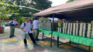 20250922-MBG-Petugas-membawa-kotak-makanan-bergizi-gratis-yang.jpg