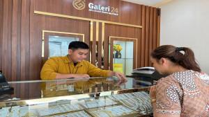 20250922-Masyarakat-saat-melihat-koleksi-emas-di-Galeri-24-Pegadian-Pangkalpinang.jpg