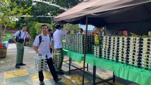 20250922-Petugas-membawa-kotak-makanan.jpg
