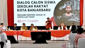 20250923-Menteri-Sosial-Mensos-RI-Saifullah-Yusuf-berdiri-depan-berdialog.jpg