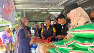 20250924-OPERASI-PASAR-Wakil-Bupati-Bangka-Selatan-Debby-Vita-Dewi-ketika-12.jpg20250924-PINDAHKAN-BARANG-Wakil-Bupati-Bangka-Selatan-Debby-Vita-Dewi-ketika.jpg