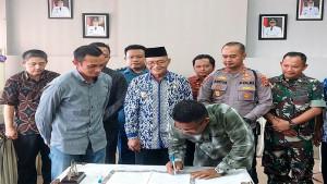 bangka/20250925-BANTUAN-Pemerintah-Kabupaten-Bangka-Barat-menyalurkan-bantuan-keuangan-1.jpg