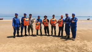 bangka/20250925-BANTUAN-Polres-Bangka-Barat-menyerahkan-bantuan-berupa.jpg