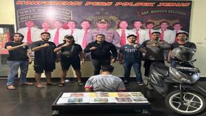 20250928-UANG-PALSU-Pelaku-berinisial-RDH-alias-AD-24-warga-Alang-alang-Lebar.jpg