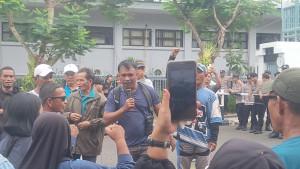 20250929-AKSI-DAMAI-Massa-aksi-damai-saat-melakukan-orasi-di-depan-pintu.jpg