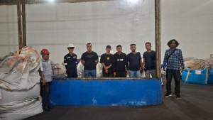 20250930-BARANG-BUKTI-Jajaran-Tipidter-Satreskrim-Polres-Belitung-menimbang.jpg