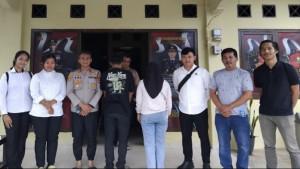 20250930-DIGELANDANG-POLISI-Pasutri-di-Kecamatan-Pemali-saat-digelandang-ke.jpg