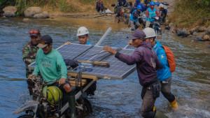 20251001-Petugas-PLN-bersama-warga.jpg