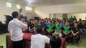 20251002-LAPAS-Petugas-Lapas-saat-memberikan-pengarahan-penertiban.jpg20251002-LAPAS-Petugas-Lapas-saat-memberikan-pengarahan-penertiban1.jpg
