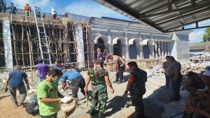 bangka/20251004-GOTONG-ROYONG-Anggota-TNI-Polri-di-Kecamatan-Puding-Besar-21.jpg