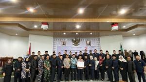 20251004-PENGUMUMAN-PENETAPAN-Rapat-paripurna-pengumuman-penetapan.jpg20251004-PENGUMUMAN-PENETAPAN-Rapat-paripurna-pengumuman-penetapan-Bupati-1.jpg