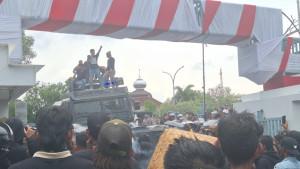 20251006-AKSI-DEMO-DI-PT-TIMAH-Foto-akasi-di-depan-PT-Timah-pada-Senin-6102025-Ratusan.jpg