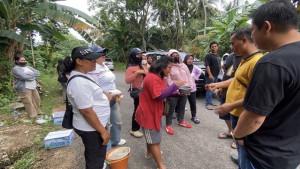 bangka/20251006-ASPIRASI-EMAK-Sejumlah-emak-emak-saat-menyampaikan-aspirasi-sambil.jpg