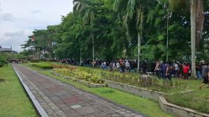 20251006-LEMPAR-BATU-Ratusan-orang-terlihat-melempar-batu-ke-arah-gedung-kantor-1.jpg