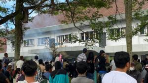 20251006-Massa-aksi-terlihat-memadati-halaman-Kantor-PT-Timah.jpg