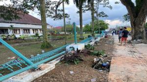 20251006-PAGAR-ROBOH-Kondisi-kantor-PT-Timah-Tbk-pasca.jpg