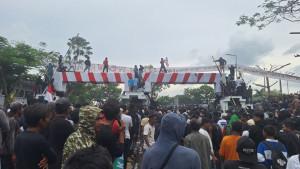 20251006-SAMPAIKAN-TUNTUTAN-Suasana-massa-aksi-yang-menyampaikan-1.jpg20251006-SAMPAIKAN-TUNTUTAN-Suasana-massa-aksi-yang-menyampaikan-12.jpg20251006-SAMPAIKAN-TUNTUTAN-Suasana-massa-aksi-yang-menyampaikan-12.jpg