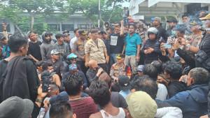 20251006-SAMPAIKAN-TUNTUTAN-Suasana-massa-aksi-yang-menyampaikan-12.jpg