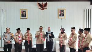 20251009-CENDERA-MATA-Serahkan-Cendera-Mata-Wakil-Bupati-Bangka-Selatan-Debby-Vita-Dewi.jpg