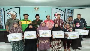20251009-Penyerahan-secara-simbolis-50-paket-sembako-bagi-para-Lansia.jpg