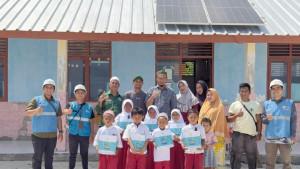 20251009-Petugas-PLN-secara-bergotong-royong.jpg