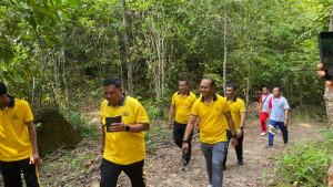 20251010-BUKIT-KUKUS-Jajaran-Polres-Bangka-Barat-mulai-mendaki.jpg