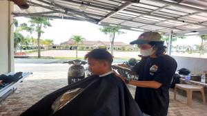 20251010-CUKUR-RAMBUT-Personel-Polres-Bangka-Barat-sedang-mencukur-rambut.jpg