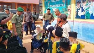 20251010-SERAHKAN-BANTUAN-Wakil-Bupati-Bangka-Selatan-Debby-Vita-Dewi-ketika-menyerahkan.jpg