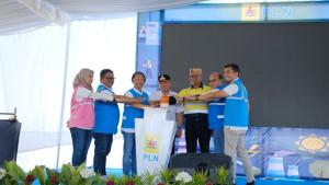 20251011-Bupati-Pohuwato-Saiful-A-Mbuinga-tengah-Direktur-Retail-dan-Niaga-Adi-Priyanto.jpg