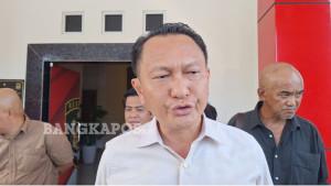 20251013-PEMERIKSAAN-Bambang-Patijaya-saat-keluar-dari-gedung-Ditreskrimsus-Polda-Babel.jpg