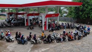 20251013-Suasana-antrean-di-SPBU-Padang.jpg