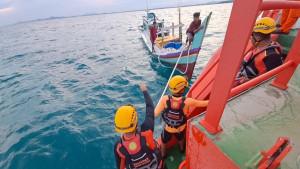 bangka/20251014-EVAKUASI-NELAYAN-Tim-SAR-Gabungan-Babel-saat-mengevakuasi-12.jpg