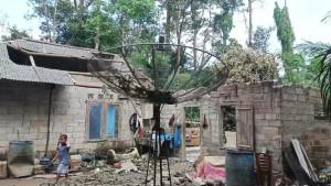 20251014-RUMAH-RUSAK.jpg