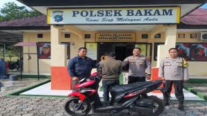 bangka/20251015-PELAKU-CURAT-Personil-Polsek-Bakam-mengamankan-pelaku.jpg
