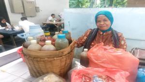 20251015-PENJUAL-JAMU-Bude-Surahmi-50-terlihat-berjualan-jamu-gendong-di-Pasar-Mentok1.jpg