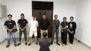 bangka/20251017-DIGELANDANG-POLISI-Seorang-pria-tua-berumur-47-tahun-saat-digelandang-polisi.jpg