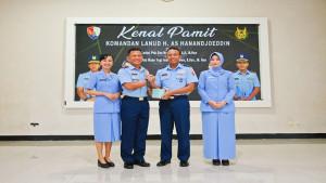 20251019-JABAT-TANGAN-Letkol-Pnb-Zen-Mokhammad-berjabat.jpg