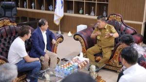 20251020-CALON-INVESTOR-Gubernur-Babel-Hidayat-Arsani-bersama-calon-investor.jpg