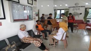 20251020-KAKEK-ES-Dinsos-Bangka-saat-mengamankan-kakek-1.jpg