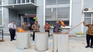 20251024-PEMUSNAHAN-Kalapas-Narkotika-Kelas-IIA-Pangkalpinang-Novriadi-bersama.jpg20251024-PEMUSNAHAN-Kalapas-Narkotika-Kelas-IIA-Pangkalpinang12.jpg20251024-PEMUSNAHAN-Kalapas-Narkotika-Kelas-IIA-Pangkalpinang23.jpg