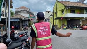 20251027-ATUR-KENDARAAN-Seorang-juru-parkir-resmi-Dinas-Perhubungan-Kota-Pangkalpinang.jpg